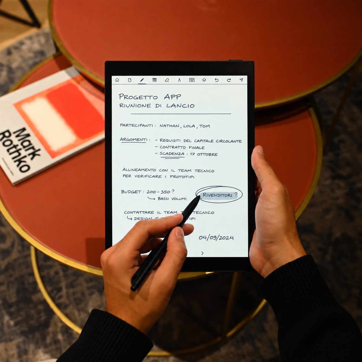 notando Pro in mano su un tavolino: appunti di riunione scritti con la penna